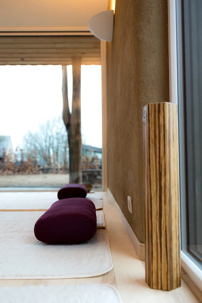 L’espace de location d’Essentiellement Soi : salle lumineuse avec coussins de méditation
