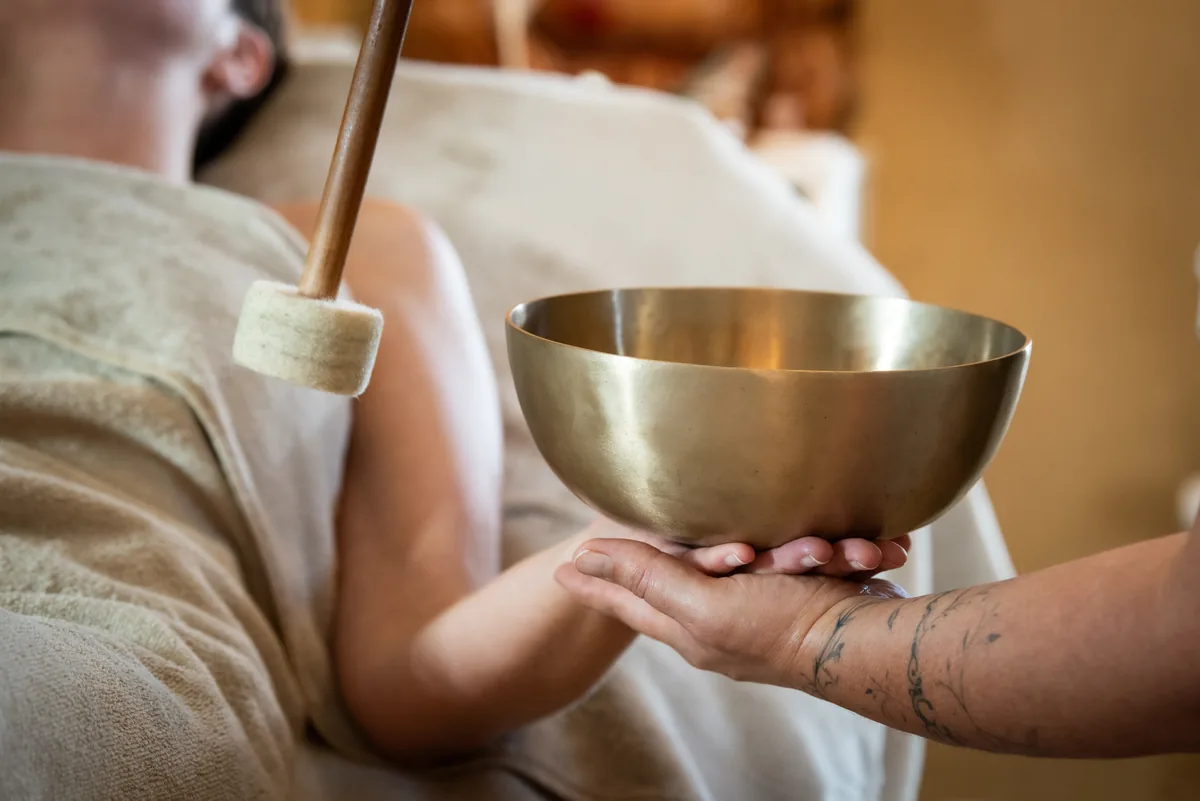 Un bol chantant tenu dans les mains lors d’un soin sonore